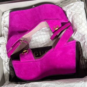 🔥SOLD🔥 GUCCI Horsebit Fuchsia Suede Platform Wedges